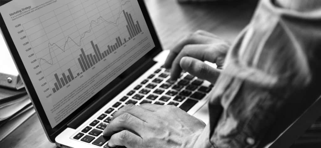 Analyse de site web : courbes de performance à l'écran pour un audit complet avant refonte WorPress à Annecy