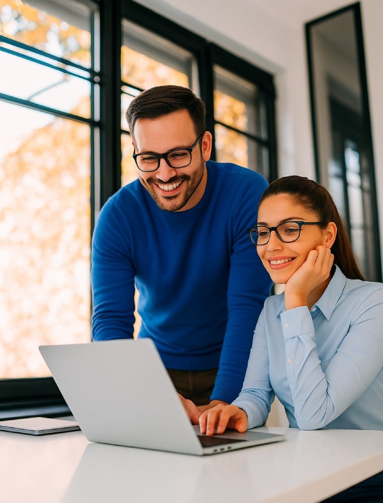 Formateur en marketing digital expliquant les réseaux sociaux à des adulte en formation à Annecy