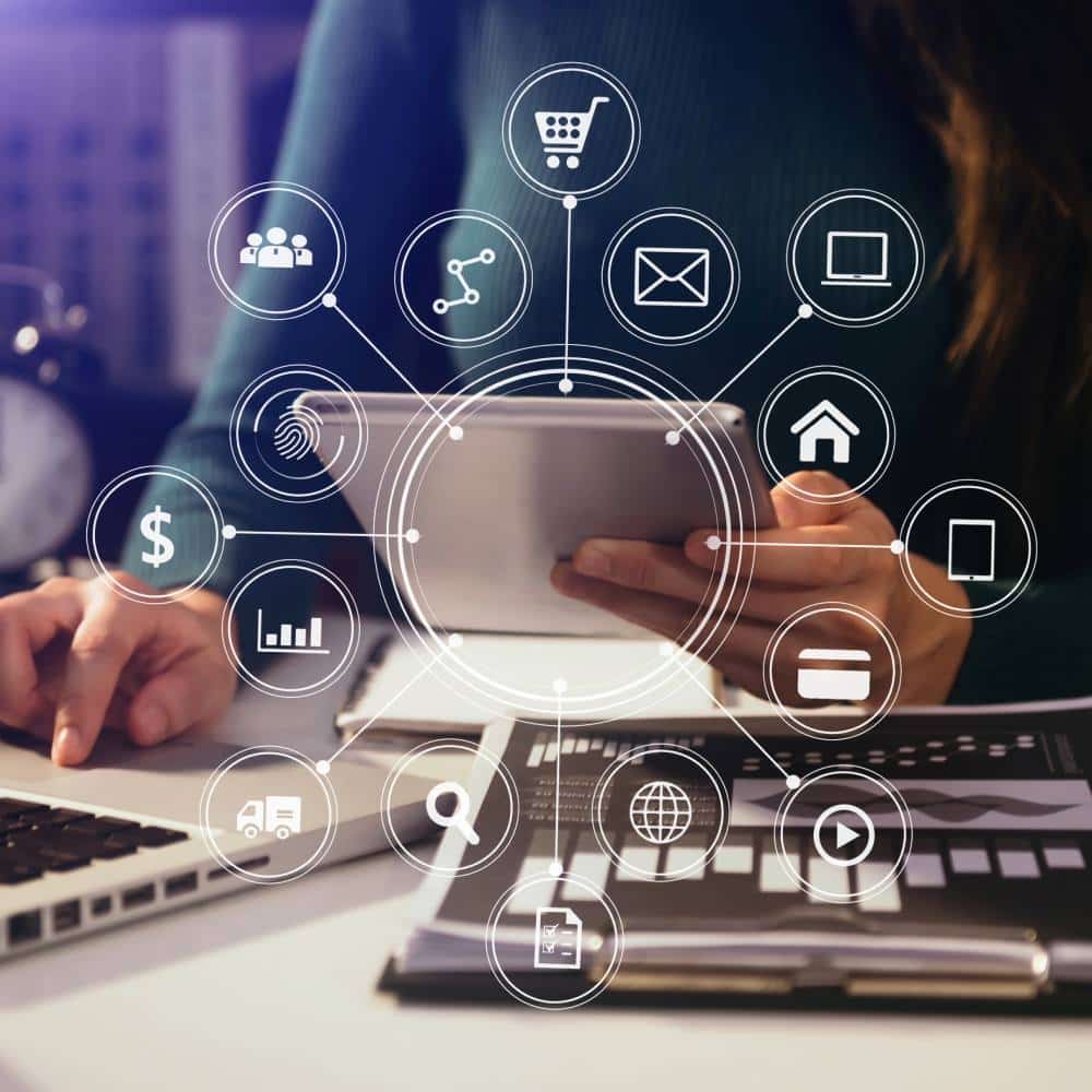 personne configurant une campagne facebook Ads locale pour artisans et indépendants en Haut-Savoie