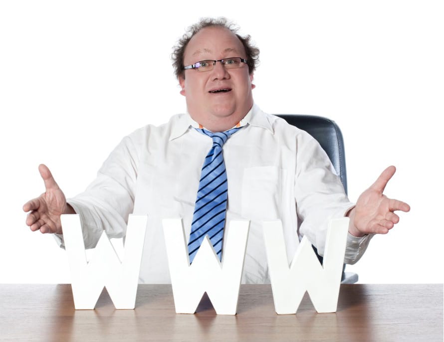 homme fort chemise blanche avec www posé sur son bureau qui propose des sites wordpress à 0€