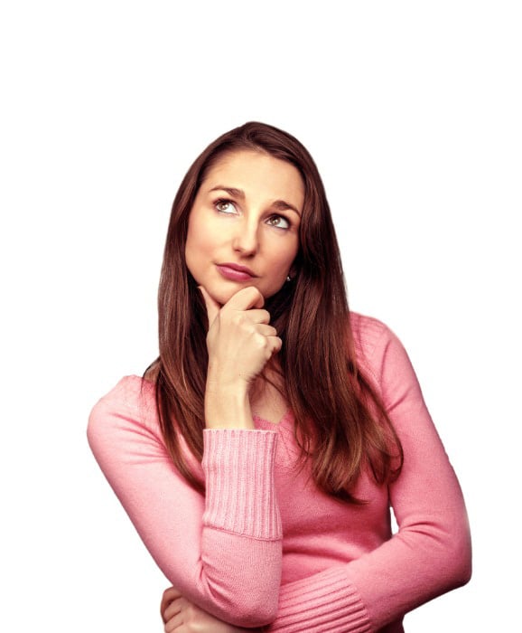 femme avec un pull rose qui se pose des questions sur la l'arnaque de la création d'un site wordpress à 0€