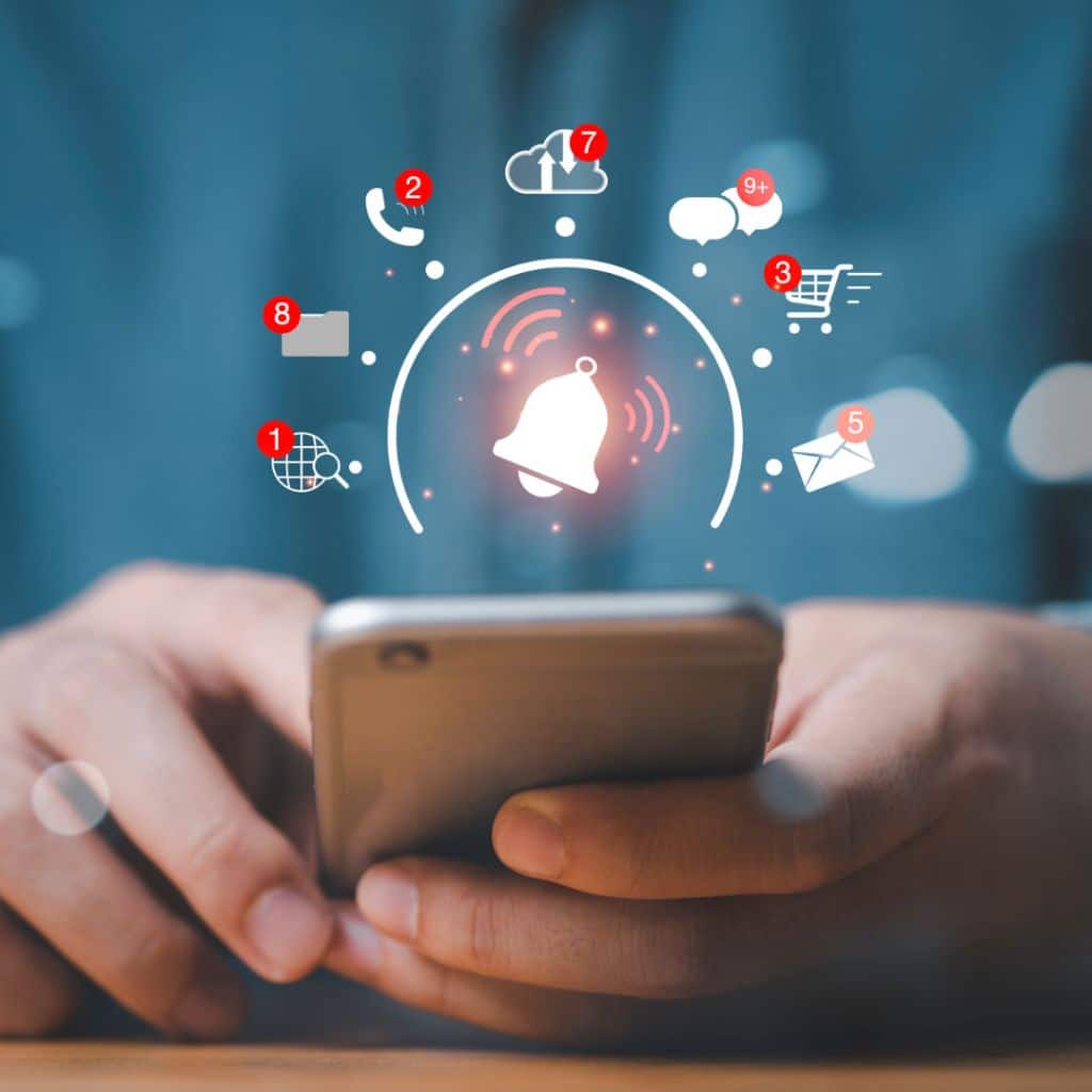 téléphone portable avec différentes alertes, biais cognitifs pour faire cliquer les gens