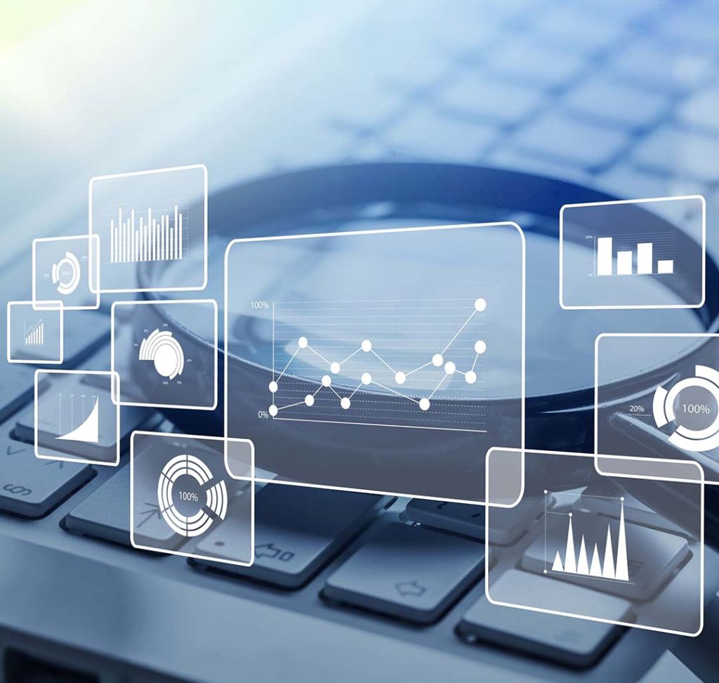 Une grosse loupe sur un clavier avec des graphique autour pour un audit de site web en vue d'une refonte WordPress à Annecy