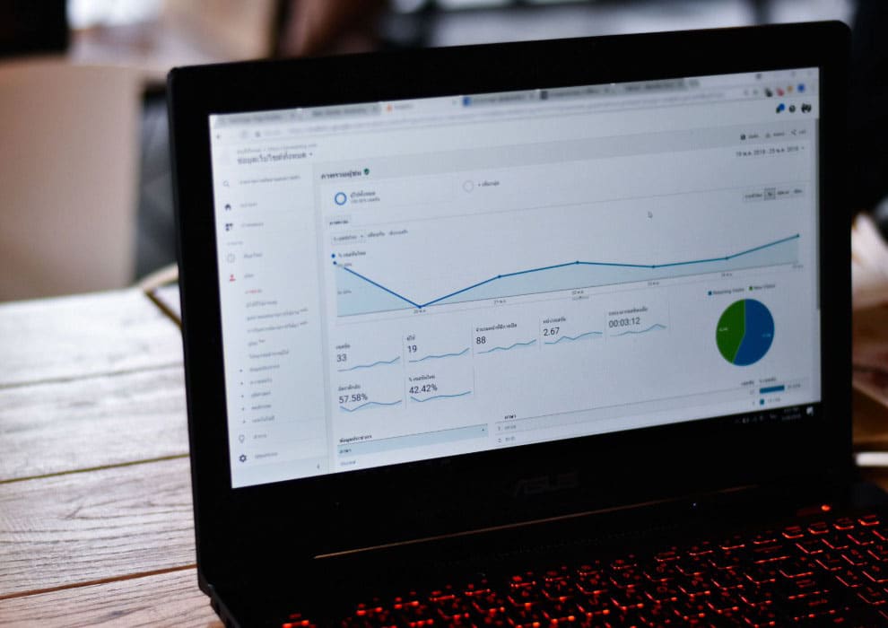 ordinateur qui affiche à l'écran des données analytics d'un site wordpress