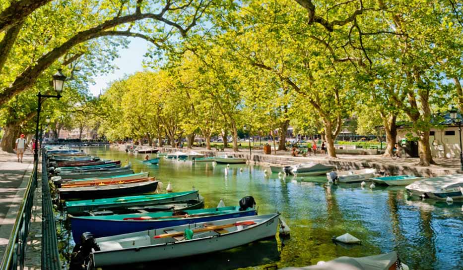 barque sur le lac d'Annecy le web serein site pour professionnels à Annecy