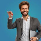 agent immobilier en costume avec un ordinateur sous le bras tient des clés dans une main