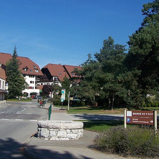 centre de poisy devant la mairie professionnel du web le web serein poisy