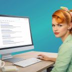 femme perplexe devant son écran car elle ne trouve pas son site dans la recherche Google