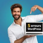 homme qui tient un ordinateur qui affiche 5 erreurs wordpress qui ruinent la visibilité du ton site web