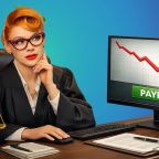 femme à son bureau avec une robe d'avocat et une balance posée sur le bureau. Elle regarde un courbe Google Ads qui chute et un gros bouton vert payé s'affiche sur l'écran