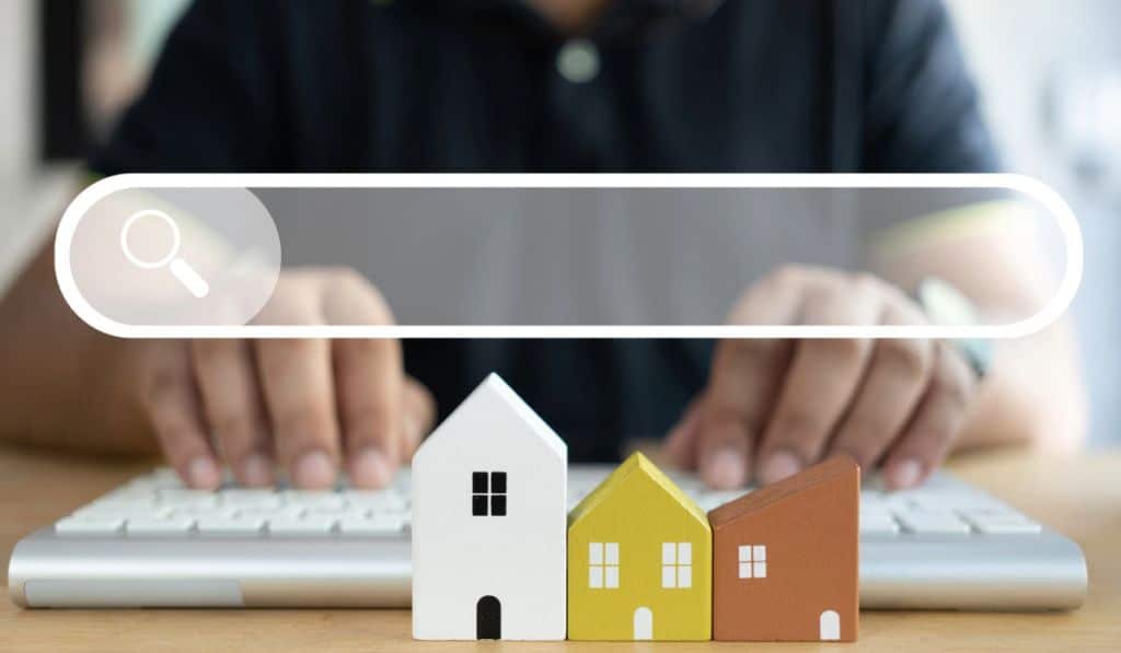 personne cherchant un appartement sur Google