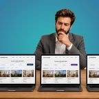 agent immobilier pensif devant 3 sites immobiliers identiques générés par un crm