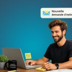 agent immobilier souriant car il a reçu une demande d'estimation de bien depuis son site internet